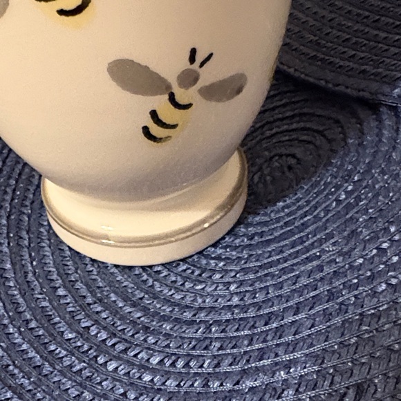 Charming Bee Motif Cream Mug - Picture 4 of 5